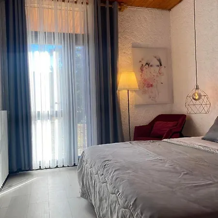 Immerso Nel Verde A Soli 10 Minuti Dal Centro Di Parte Di Una Apartment *