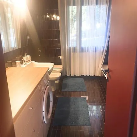 Apartment Immerso Nel Verde A Soli 10 Minuti Dal Centro Di Parte Di Una